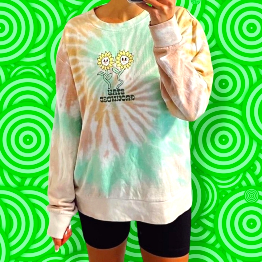 NWT M Crew Neck Tie dye Stay Grounded Chemistry flower sweater